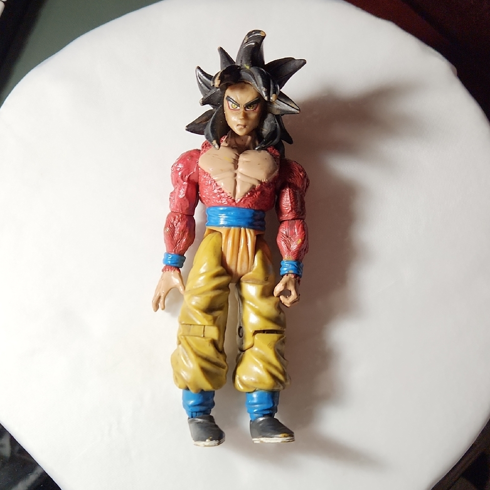 Action Figure Goku with Red and Yellow Outfit